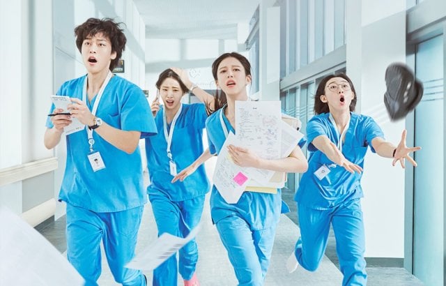 รีวิวซีรีส์เกาหลี Resident Playbook (เพลย์บุ๊คชุดกาวน์)