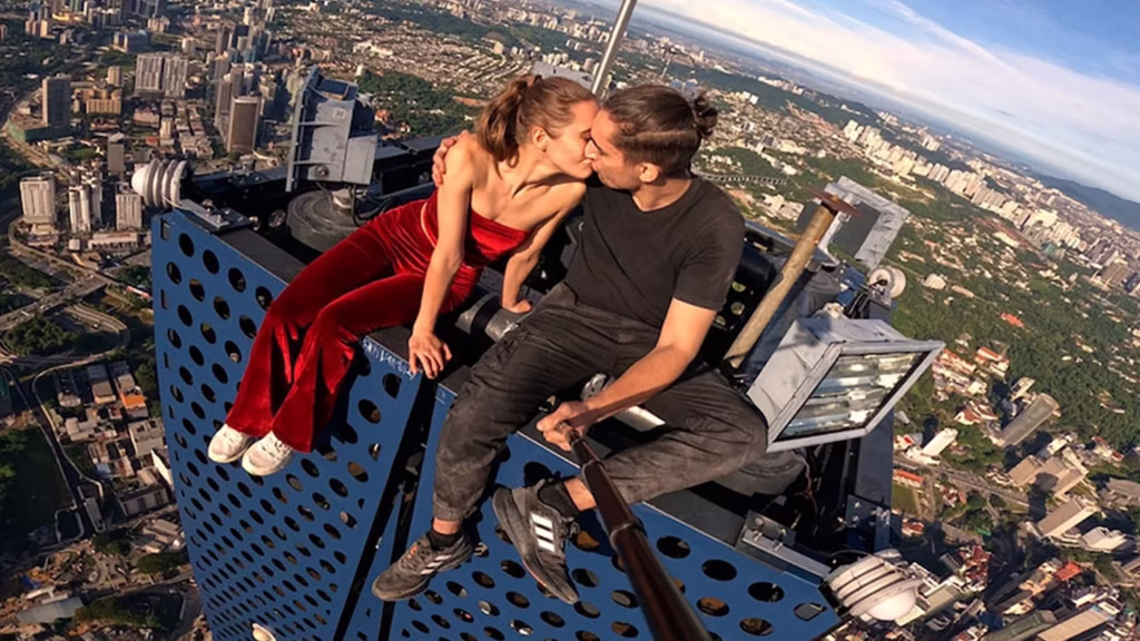 รีวิวหนังเรื่อง Skywalkers A Love Story